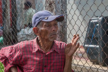 Suchitoto, El Salvador. 03-21-2019. Suchitoto 'daki pazar günü yaşlı bir adamın portresi..