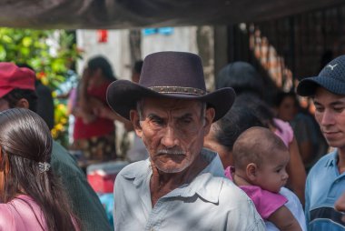 Suchitoto, El Salvador. 03-21-2019. Suchitoto 'daki pazar günü yaşlı bir adamın portresi..