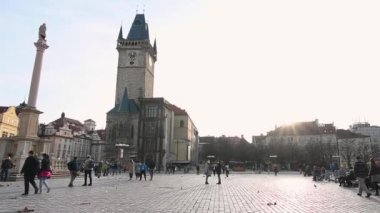 Prag, Çek Cumhuriyeti. 02-25-2021. Prag 'ın merkezinde maskeli insanlarla Eski Şehir Meydanı ve Jan Hus Anıtı' nı gezmek.