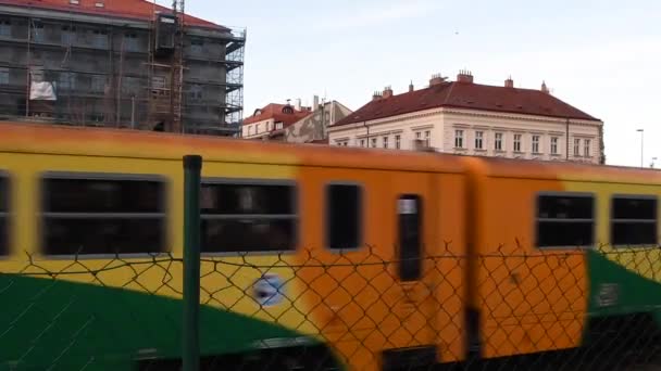 Praga República Checa 2021 Vista Edificios Centro Praga Mientras Tren — Vídeo de stock