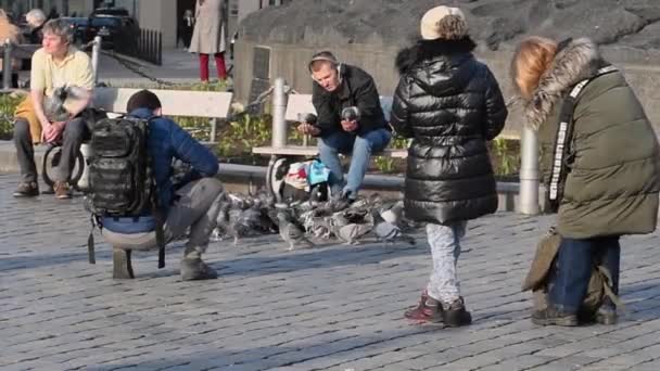 捷克共和国 布拉格 2021 位于城市中心的老城区 男人们带着耳机 喝啤酒 为许多鸽子提供食物 — 图库视频影像