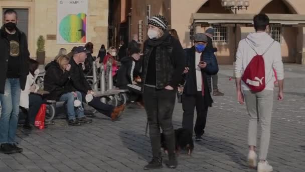 Prague Czech Republic 2021 People Speaking While Sitting Bench Old — Stock Video