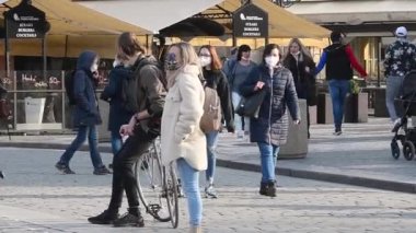 Prag, Çek Cumhuriyeti. 03-28-2021. Trafikte maskeli insanlar ve Prag 'ın merkezinde, Ölüler Günü sırasında Eski Şehir' de bisikletli bir adam vardı..