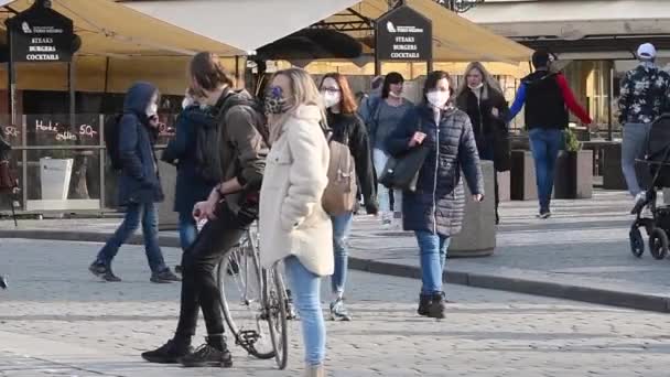 Praga República Checa 2021 Tráfico Personas Caminando Con Máscaras Hombre — Vídeo de stock