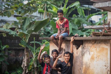 Varanasi, Hindistan. 10-16-2019. Bir grup ergen, kameraya poz veriyor ve ellerini Varanasi 'deki okul binasında sallıyor..