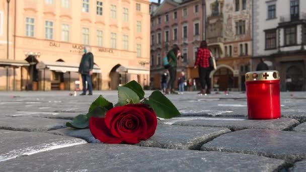 Прага Чехия 2021 Закрытие Цветов Свечей Взятых Пола Время Церемонии — стоковое видео