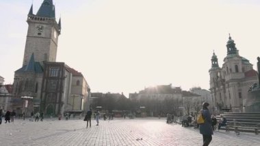 Prag, Çek Cumhuriyeti. 03-28-2021. Prag şehrinin eski kasabasında Jan Hus Anıtı 'nı ve Ölüler Günü' nde Tn 'den önceki hanımefendiyi görmek.