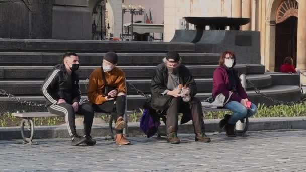 Praga República Checa 2021 Grupo Turistas Con Máscaras Hablando Sentado — Vídeo de stock