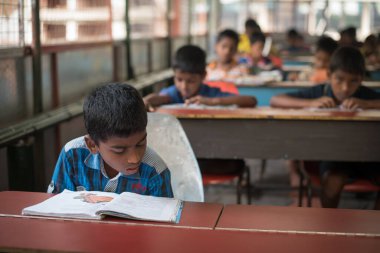 Varanasi, Hindistan. 10-14-2019. Hindistan 'da bir erkek öğrenci okulda okuyor..
