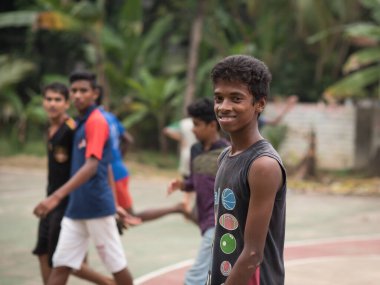 Varanasi, Hindistan. 10-14-2019. Öğleden sonra yatılı okulda basket oynadıktan sonra bir grup genç erkeğin portresi..