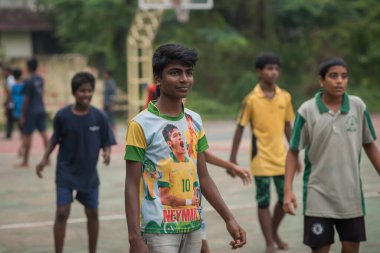 Varanasi, Hindistan. 10-14-2019. Bir grup ergen erkek, öğleden sonra okulda birlikte basket oynuyorlar..