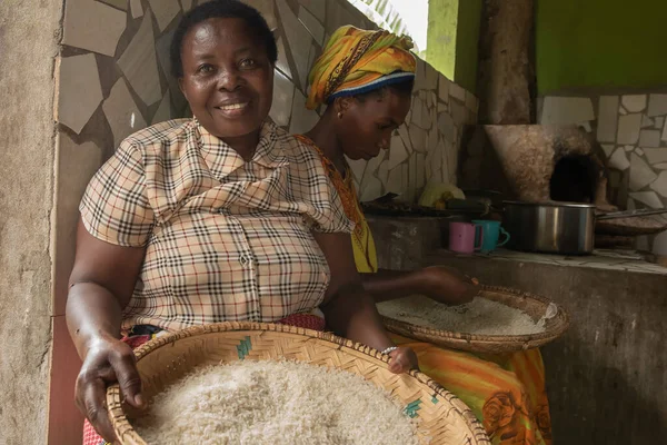 坦桑尼亚多多玛08 2019 两名妇女在为孩子们做饭之前 正在努力把米上的灰尘清除掉 — 图库照片