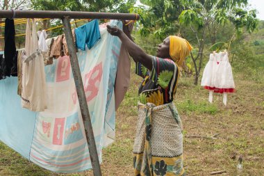 Erkekler, gençlik, yemek, arkadaşlık, sorumluluklar, genç yetişkinler, çalışma, öğle yemeği, açlık, su, kadınlar, Afrika, siyahlar, yoksulluk, çiftçiler, işçiler, anne, tanzanya, tarım, fırın, gülümseme, afrikan, siyah, güzel insanlar, insani