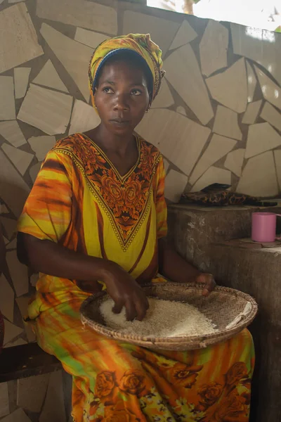 Dodoma Tanzania 2019 Portret Kobiety Usuwającej Kurz Ryżu Ugotowania Dla Obrazy Stockowe bez tantiem