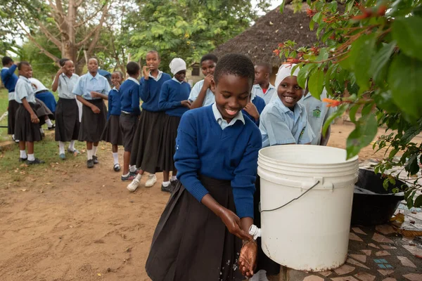 Dodoma Tanzania 2019 Afrykańska Uśmiechnięta Dziewczyna Myje Ręce Lunchu Szkole Zdjęcie Stockowe