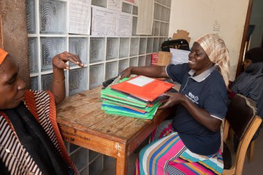 Dodoma, Tanzanya. 10-10-2018. Tanzanya 'daki bir kırsal hastanenin idari bölümünde görev yapan üç siyah Müslüman kadın..