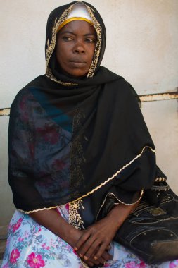 Dodoma, Tanzanya. 10-10-2018. Tıbbi yardım almak için yüzü ciddi ve korkmuş bir ifadeye sahip siyah Müslüman bir kadının portresi..