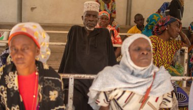 Dodoma, Tanzanya. 10-10-2018. Tanzanya 'daki bir kırsal hastanede, endişeli bir ifadeyle bir bankta oturan siyahi Müslüman bir adam tıbbi yardım bekliyor..