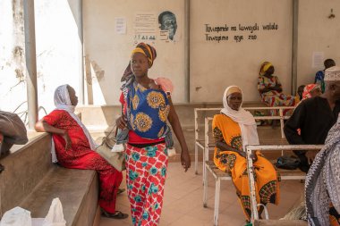 Dodoma, Tanzanya. 10-10-2018. Tanzanya 'da bir kırsal hastanede bebeğini kucağında tutan genç bir zenci anne bir doktor tarafından tedavi görecek..