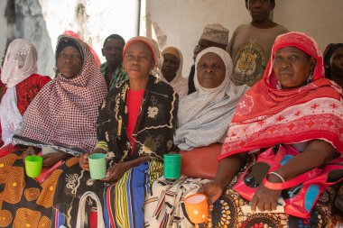 Dodoma, Tanzanya. 10-10-2018. Yüzlerinde acı çeken bir ifadeyle bir grup siyahi Müslüman kadın Tanzanya 'daki kırsal bir hastanede yardım bekliyor..