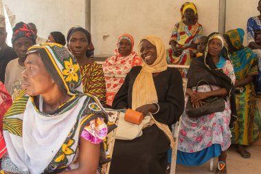 Dodoma, Tanzanya. 10-10-2018. Tanzanya 'daki bir grup siyahi Müslüman kadın ülkenin kırsal kesimindeki bir bankta tıbbi yardım bekliyor..