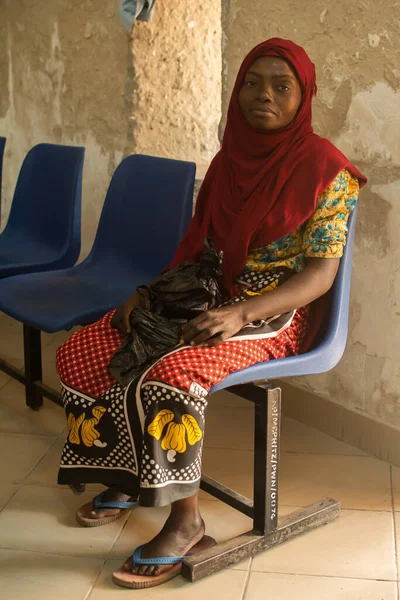 坦桑尼亚多多玛08 2019 坦桑尼亚一家诊所 一名头戴红色头巾 面色严肃的黑人穆斯林妇女正在等待接受医疗救助的画像 — 图库照片