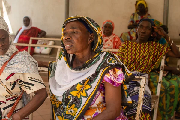 坦桑尼亚多多玛08 2019 一个面色严肃 满脸恐惧的黑人穆斯林妇女等待医疗救助的画像 — 图库照片