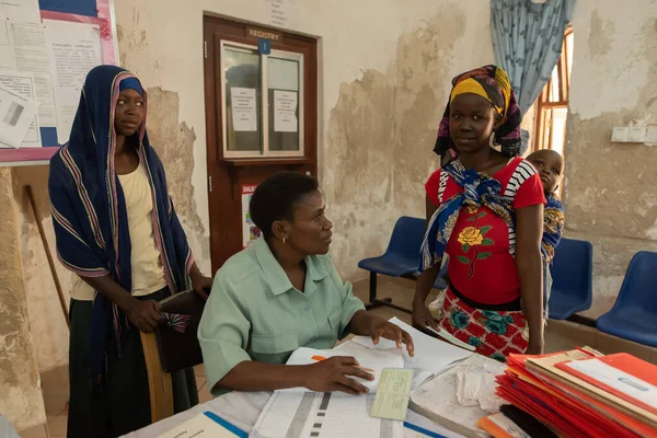 Dodoma Tanzania 2018 Czarny Personel Muzułmański Wiejskiego Szpitala Pracuje Przy Obrazek Stockowy