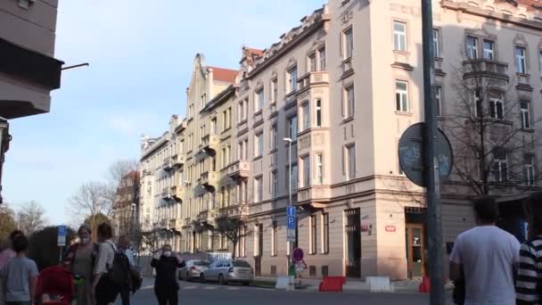 Прага Чехия 2021 Люди Собираются Углу Улицы Видом Старое Стильное — стоковое видео