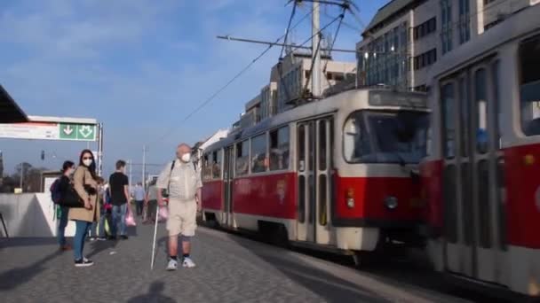 Praga Republica Cehă 2021 Handicap Bătrân Băț Mers Jos Mască — Videoclip de stoc