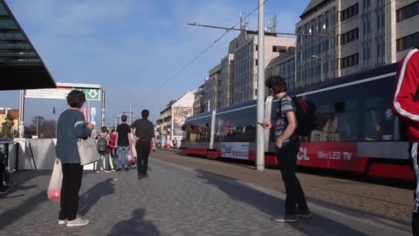 Прага Чехия 2021 Люди Маске Трамвайной Станции Градканска Ждут Приезда — стоковое видео