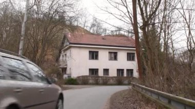 Prag, Çek Cumhuriyeti. 04-12-2021. Prag şehir merkezine yakın, neredeyse hiç trafiği olmayan, bir araba ve bisikleti olan bir ana yol görünüyor..