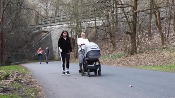 Praga Republika Czeska 2021 Ludzie Chodzą Jeżdżą Rowerem Drodze Która — Wideo stockowe