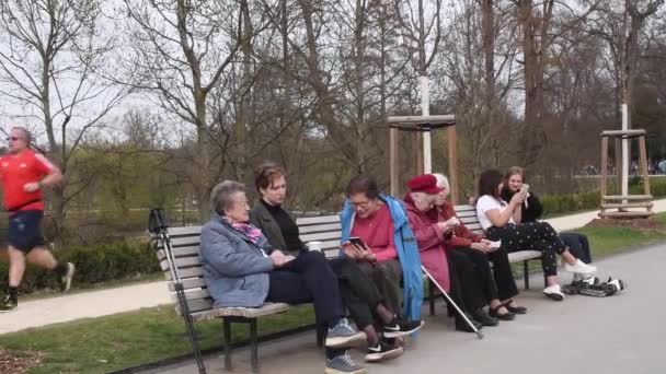Praag Tsjechië 2021 Groep Oude Vrouwen Zit Een Bankje Een — Stockvideo