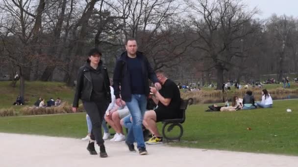 Прага Чеська Республіка 2021 Група Хлопців Сидить Лавці Ївши Оточенні — стокове відео