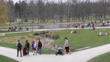 Prag, Çek Cumhuriyeti. 04-12-2021. Güneşli bir baharda, Park Stromovka 'nın insan ve ailelerinin inanılmaz manzarası..