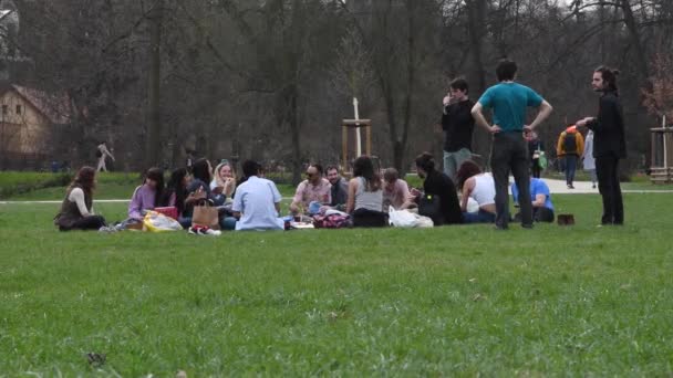 Prag Tschechien 2021 Eine Große Gruppe Junger Leute Und Ausländer — Stockvideo