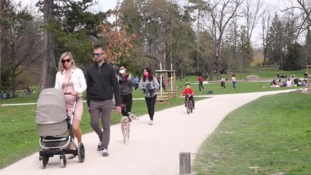 프라하 2021 부부와 그들의 자녀들 자전거를 프라하 중앙에 스트로 즐거운 — 비디오