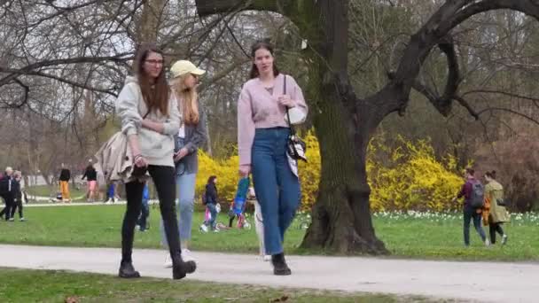 Praga República Checa 2021 Tres Chicas Guapas Jóvenes Están Dando — Vídeos de Stock