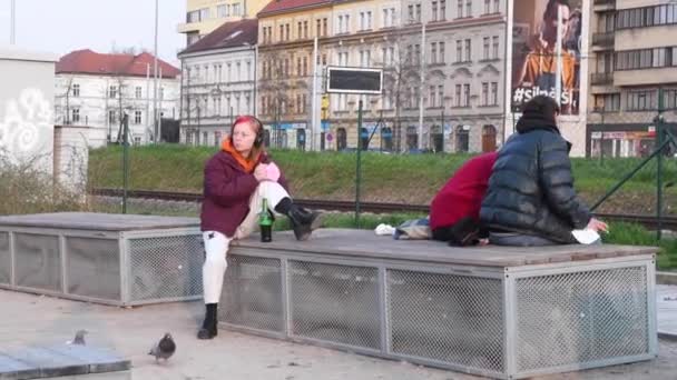 Praga República Checa 2021 Jovem Com Cabelo Pintado Rosa Está — Vídeo de Stock