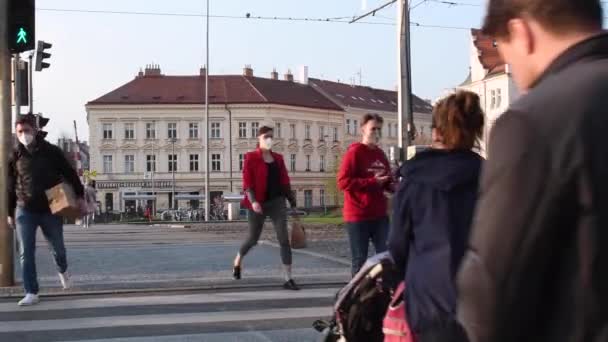 Prága Csehország 2021 Maszkos Emberek Arra Várnak Hogy Lámpa Zöldre — Stock videók