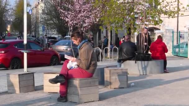 Prag Tjeckien 2021 Ung Man Slappnar Sitting Läsa Bok Ett — Stockvideo