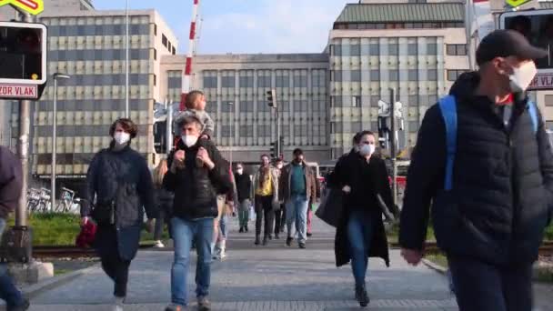 Praga República Checa 2021 Gente Con Máscara Cruzando Los Ferrocarriles — Vídeos de Stock