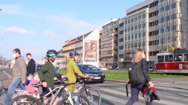 Πράγα Τσεχία 2021 Άνθρωποι Που Διασχίζουν Δρόμο Ενώ Αυτοκίνητα Περιμένουν — Αρχείο Βίντεο