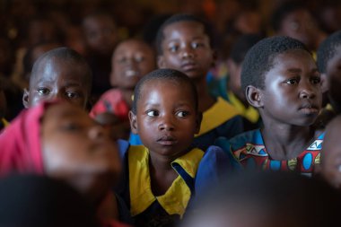 Mzuzu, Malawi. 30-05-2018. Öğretmen Malawi 'deki kırsal bir okulda ders verirken siyah bir çocuğun portresi..