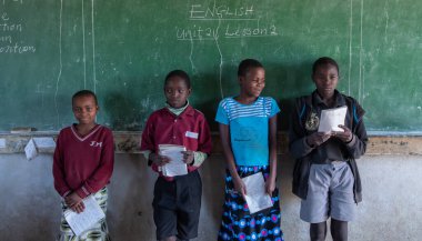Mzuzu, Malawi. 30-05-2018. Bir grup siyah çocuk Malawi 'deki kırsal bir okulda sınıfın önünde okuyorlar..