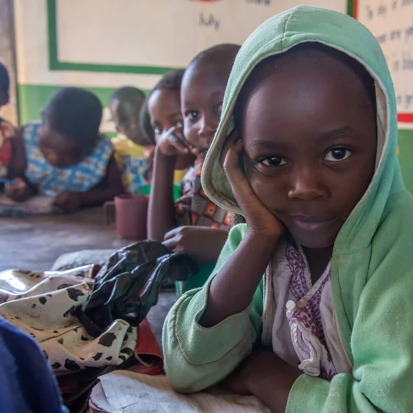 Mzuzu, Malawi. 30-05-2018. Malawi 'de kırsal bir okulda ders alırken afro-torun güzel bir kızın portresi..