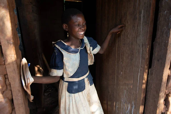 Mzuzu Malawi 2018 Portret Czarnej Uczennicy Szkolnym Mundurze Uśmiechniętej Przed Obrazy Stockowe bez tantiem