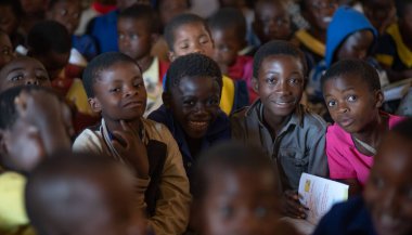 Mzuzu, Malawi. 30-05-2018. Sınıfın içinde, Malavi 'deki kırsal okuldaki kameraya gülümseyen afro-torun çocukların portresi..