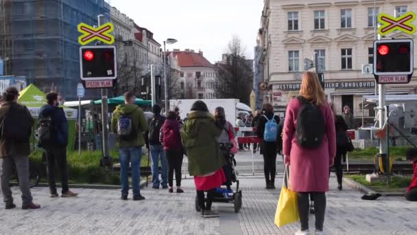 Praga República Checa 2021 Multitud Personas Con Máscara Están Cruzando — Vídeos de Stock